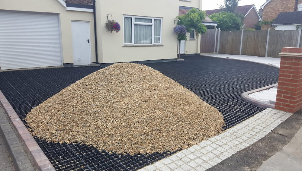 Resin bonded gravel driveway surface