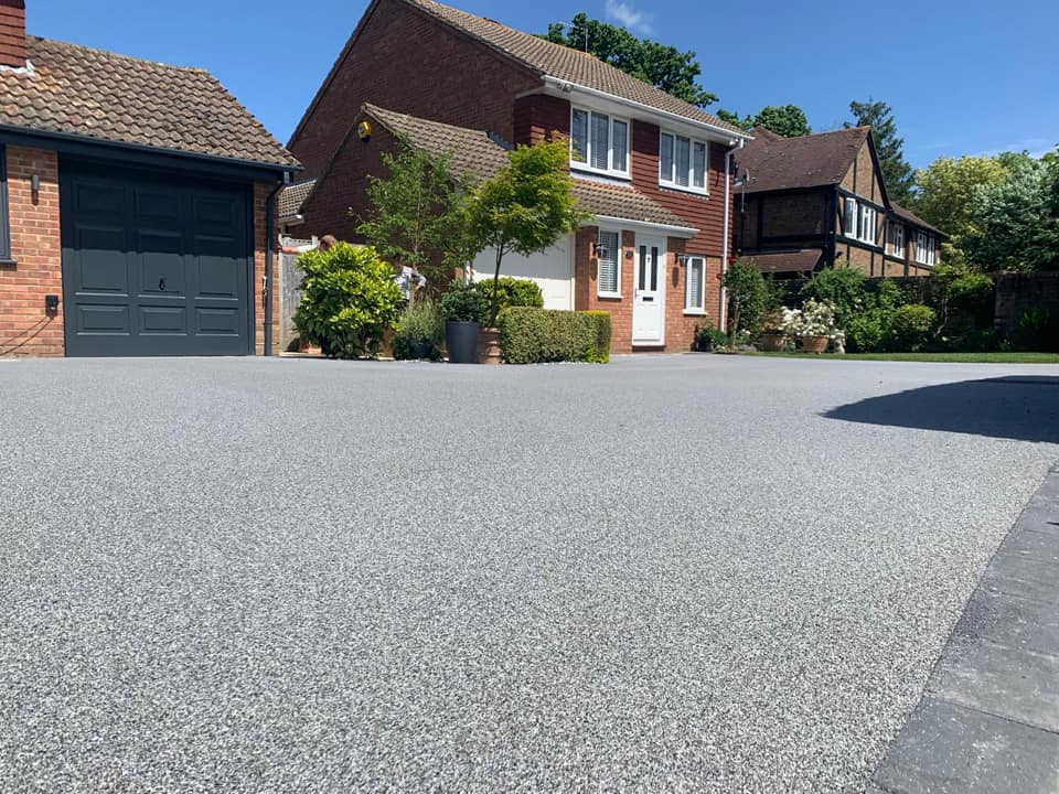 Decorative resin bonded gravel driveway
