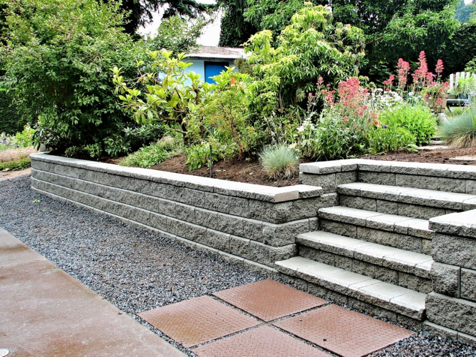 Brickwork and blockwork retaining wall